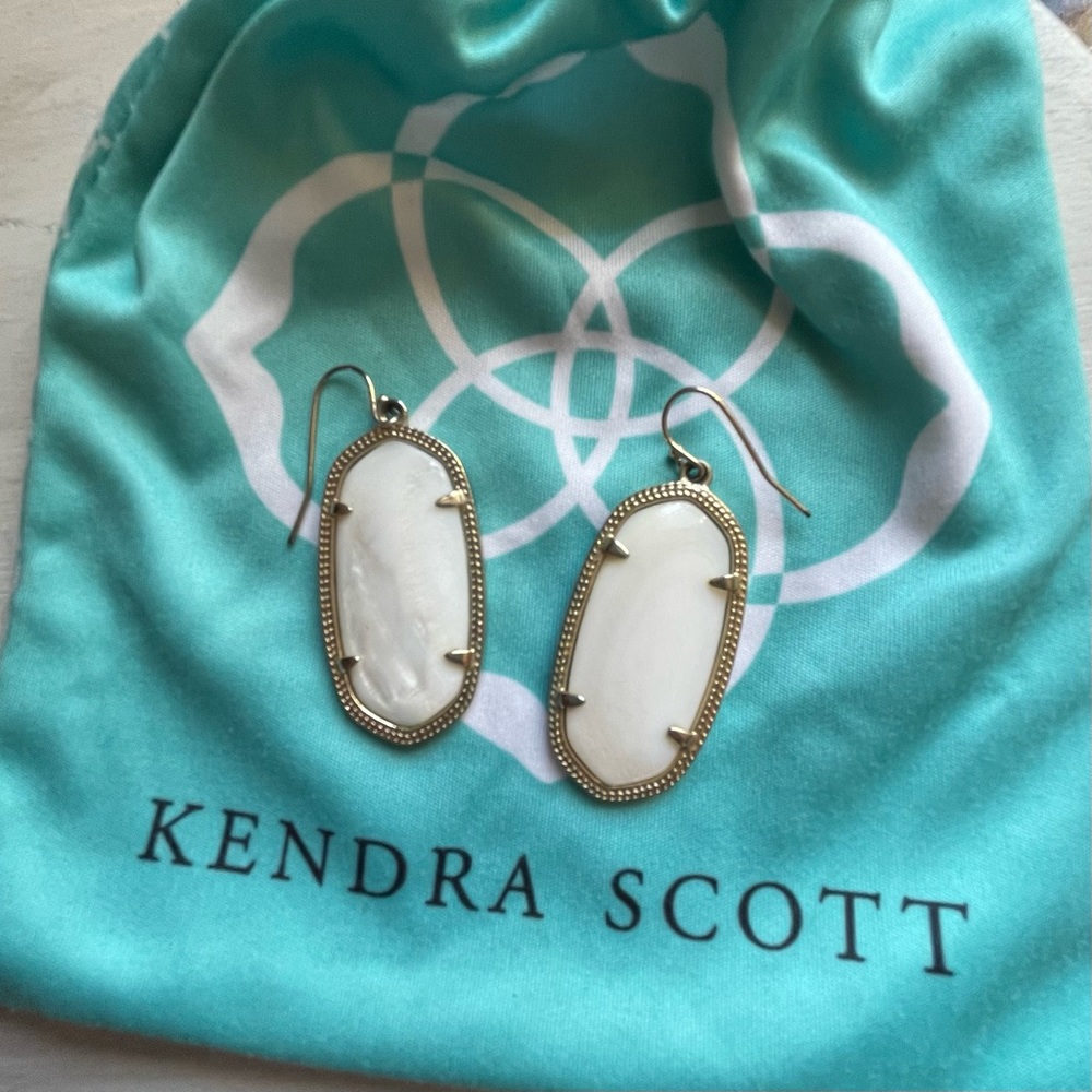 Kendra Scott Elle Gold Drop Earrings in White Pearl - Picture 2 of 4